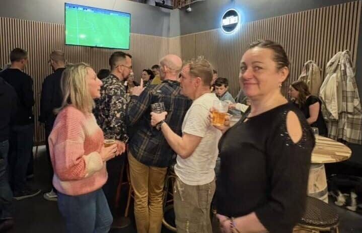 Plusieurs personnes, debout et un vrre à la main, dans le bar Chez Pop' à Parentis.